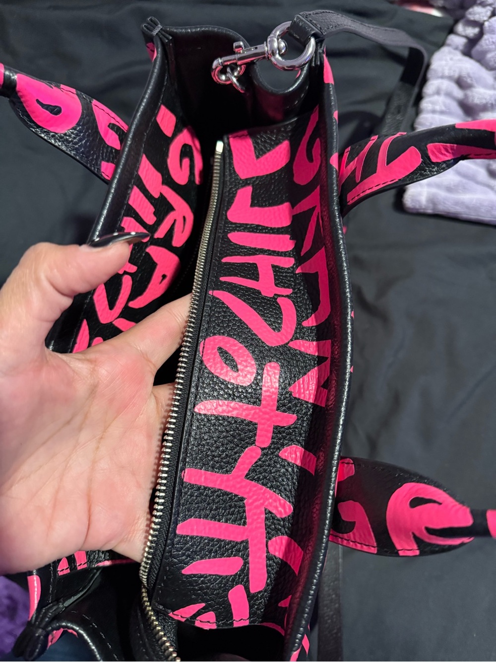 Marc Jacobs The Tote Bag Black with Hot Pink Graffiti Print - Picture 11 of 12